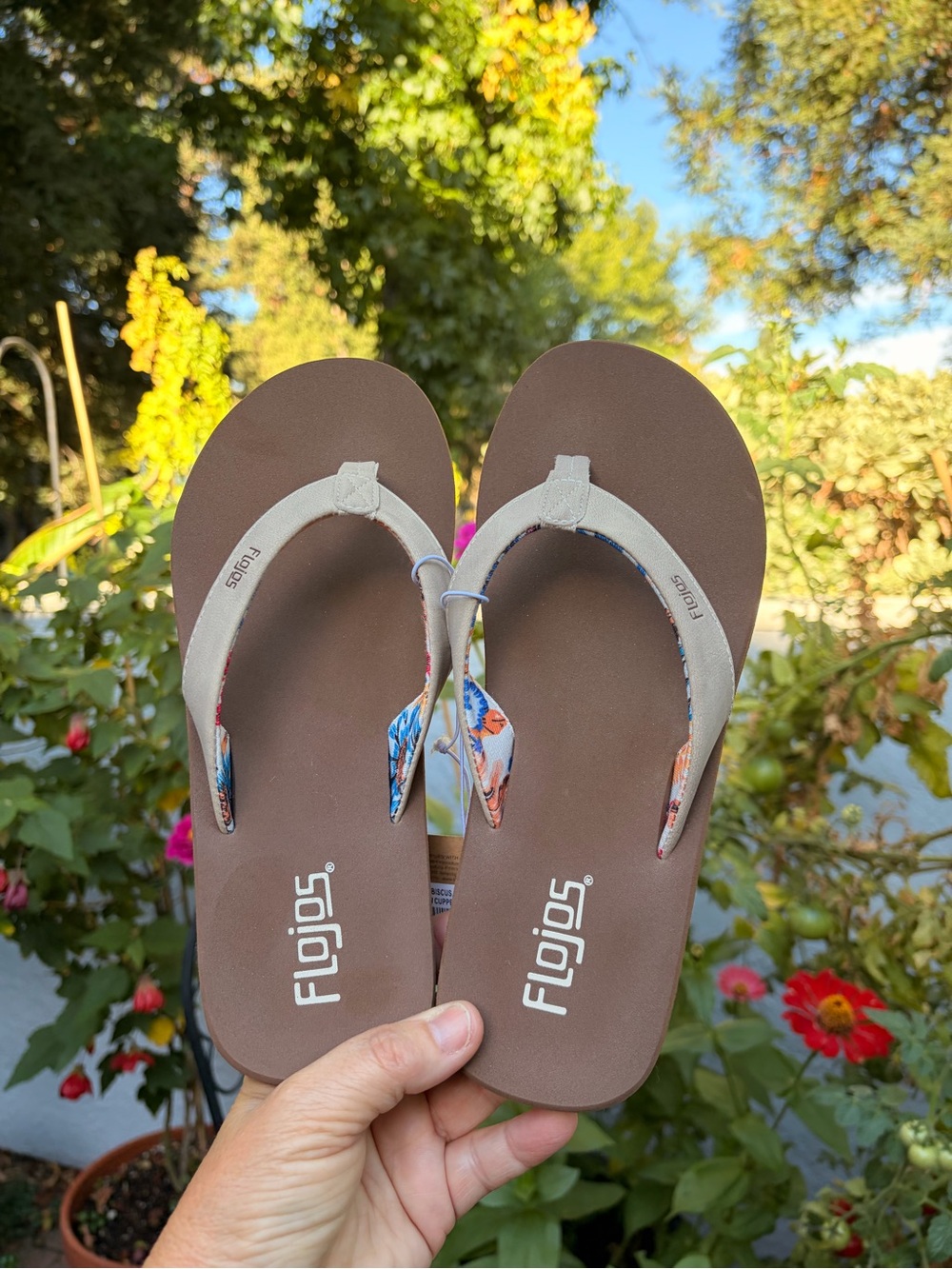 NWOB Flojos Emma Hibiscus flip flop sandals Ivory/Tan | Size 8.5 🌸